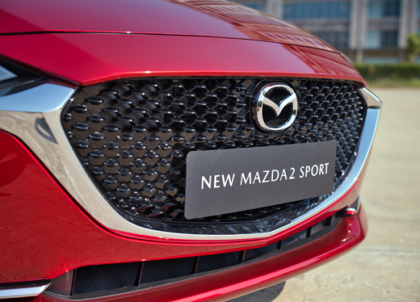 Mặt ga lăng Mazda 2 2021 được đánh giá đẹp và sang trọng hơn thế hệ trước