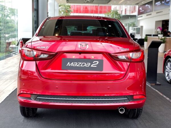 Thiết kế mới với các họa tiết tiết ngang tạo ra cảm giác trọng tâm thấp và tư thế vững chãi cho xe Mazda 2 sedan.