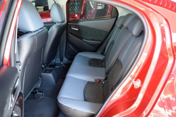 Hàng ghế sau Mazda 2 mới rộng rãi thoải mái cho 3 người ngồi