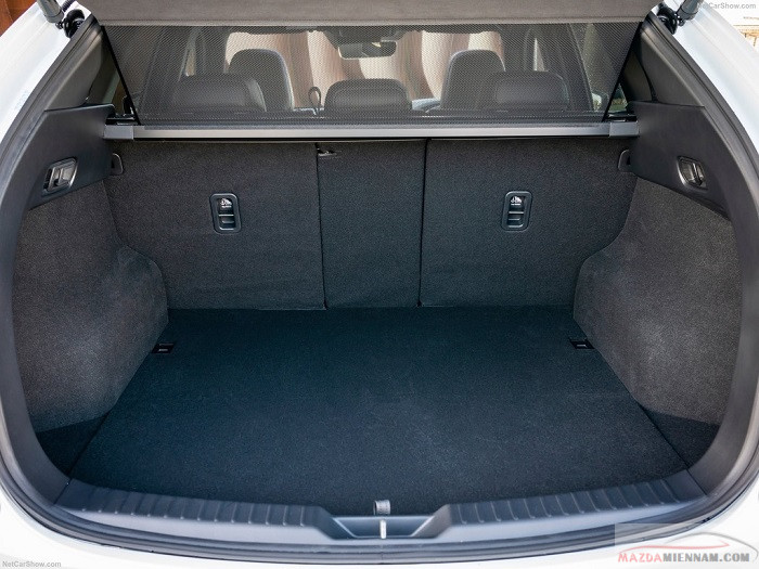 Khoang hành lý Mazda CX-5 rộng lớn, hàng ghế sau gập xuống tạo thành cái giường di động