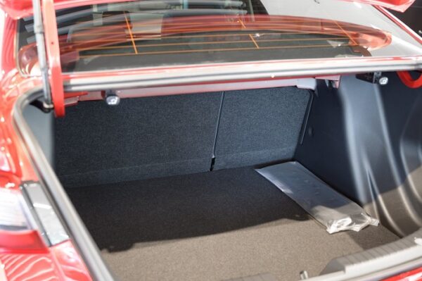 Khoang hành lý Mazda 2 đủ sức chứa 3 vali cỡ lớn giúp chuyến đi chơi xa thoải mái