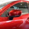 Mazda 2 trang bị gương chỉnh và gập điện có tích hợp nút mở cửa thông minh bên 2 cửa tài và phụ