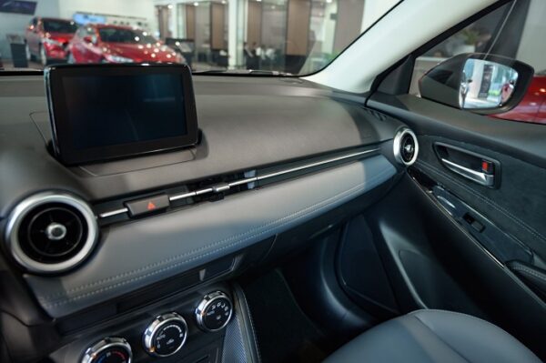 Hệ thống tiện ích trên Mazda 2 gồm đều hòa tự động, kết nối bluetooth đi kèm với 6 loa