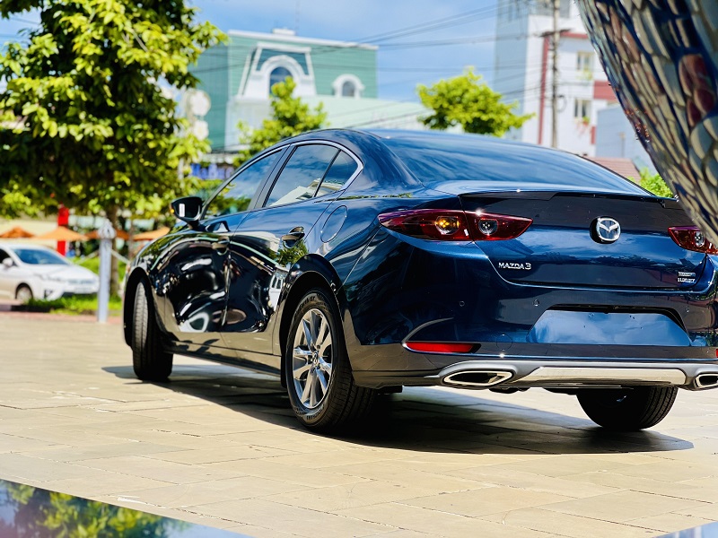  Conmovedoras imágenes del Mazda 3 2021 en azul y negro